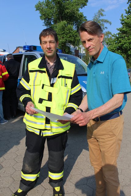 Bürgermeister Jan-Hendrik Röhse (re.) lässt sich von Christian Matzat (stellvertretender Stadtbrandmeister) informieren
