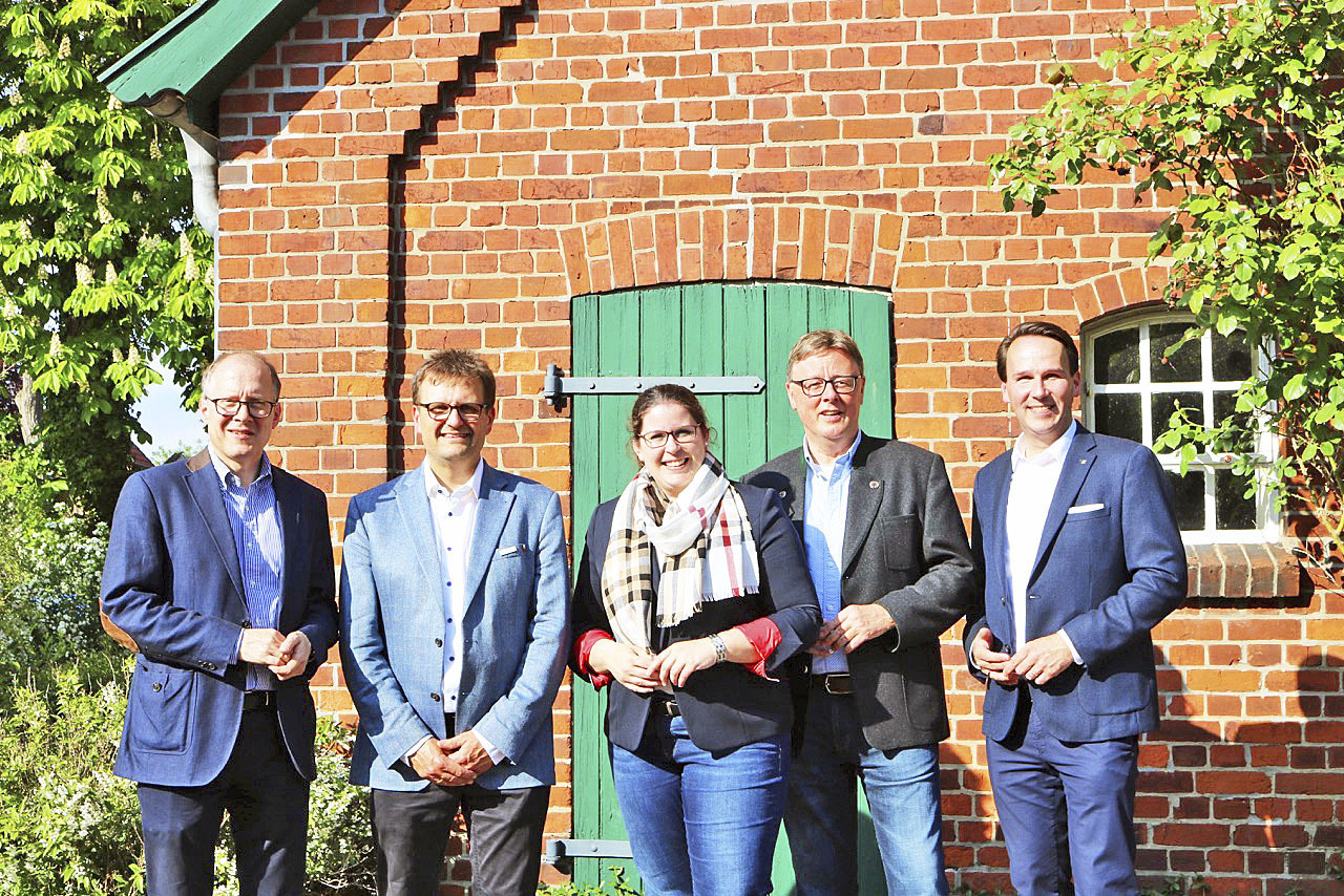 Gastgeber und Gäste (v. li.): Dr. Jörn Lütjohann, Heiko Scharnweber (CDU Elbmarsch), Lena Düpont, Michael Grosse-Brömer und André Bock Foto: Lena Düpont