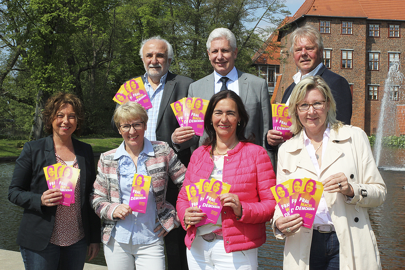 "Frau.Macht.Demokratie" wird von zahlreichen Politikern unterstützt - darunter (hinten, von links) Necdet Savural, Landrat Rainer Rempe und Udo Heitmann sowie (vorn, von links) Gleichstellungsbeauftragte Andrea Schrag, Anette Randt, Nicole Bracht-Bendt und Elisabeth Meinhold-Engbers