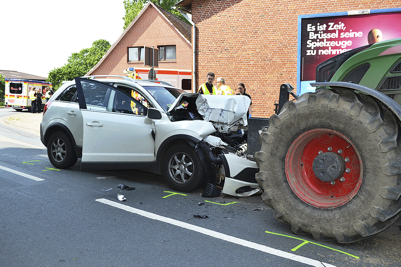Der Opel kollidierte frontal mit dem Trecker