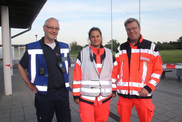 Koordinieren den Einsatz an der Nordheidehalle: (v. li.) Ingo zum Felde (Johanniter), Anna Böttcher (DRK) und leitender Notarzt Dr. Christopher Jebens  | Foto: os