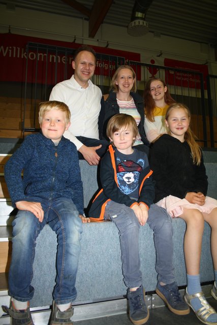 Waren als erste Familie vor Ort: (hinten v. li.) Oliver Wegener, Malin und Madeleine van der Mescht sowie (vorn, v. li.) Maxim und Matteo van der Mescht und Lara Wegener | Foto: os