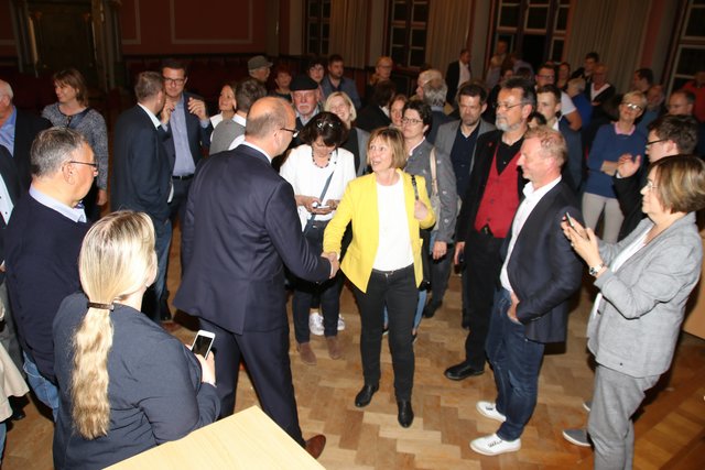 Kurz nach Bekanntgabe des vorläufigen Endergebnisses für die Stader Bürgermeisterwahl: Silvia Nieber gratuliert Sönke Hartlef zu seinem guten Ergebnis Foto: jd