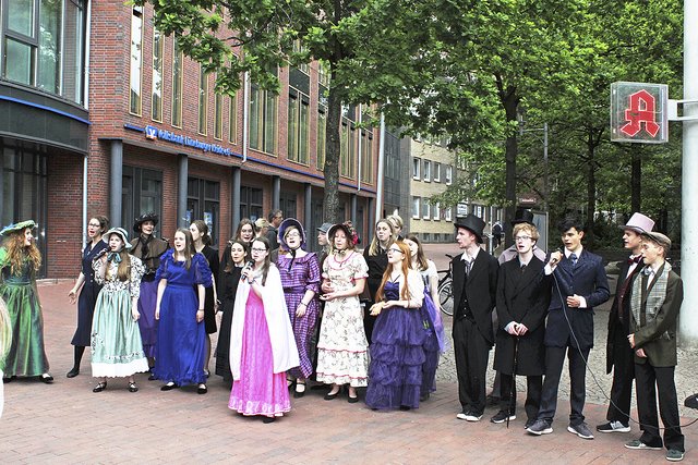 Die Nachwuchsschauspieler der Theaterwerkstatt "BiSchu" sangen auch einige Stücke aus ihrem Musical   Fotos: thl