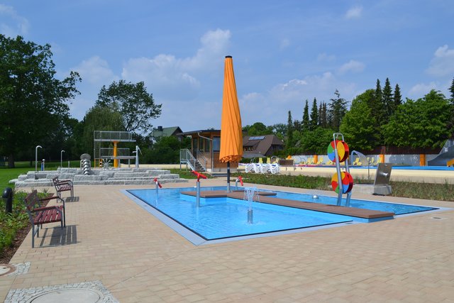 Das Kleinkindbecken mit Spritzpilz, Aquaflip und drei Wasserkanonen