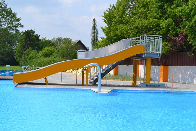 Tolle Attraktion: die Breitrutsche. In der "Brodelbucht" sprudeln Massagedüsen