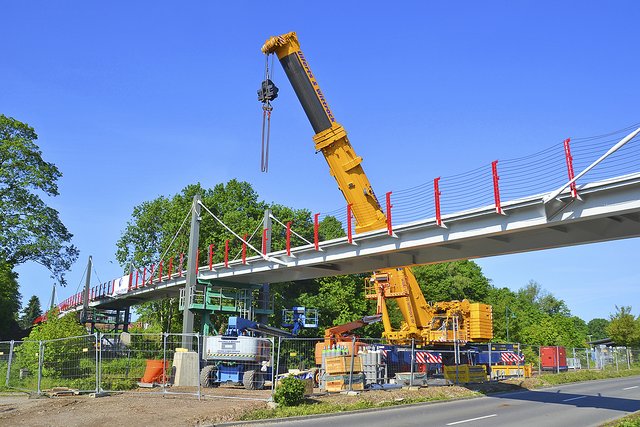 Einige Autofahrer haben sich gewundert: Sie konnten bereits unter der neuen Harsefelder Brücke durchfahren  | Foto: sc