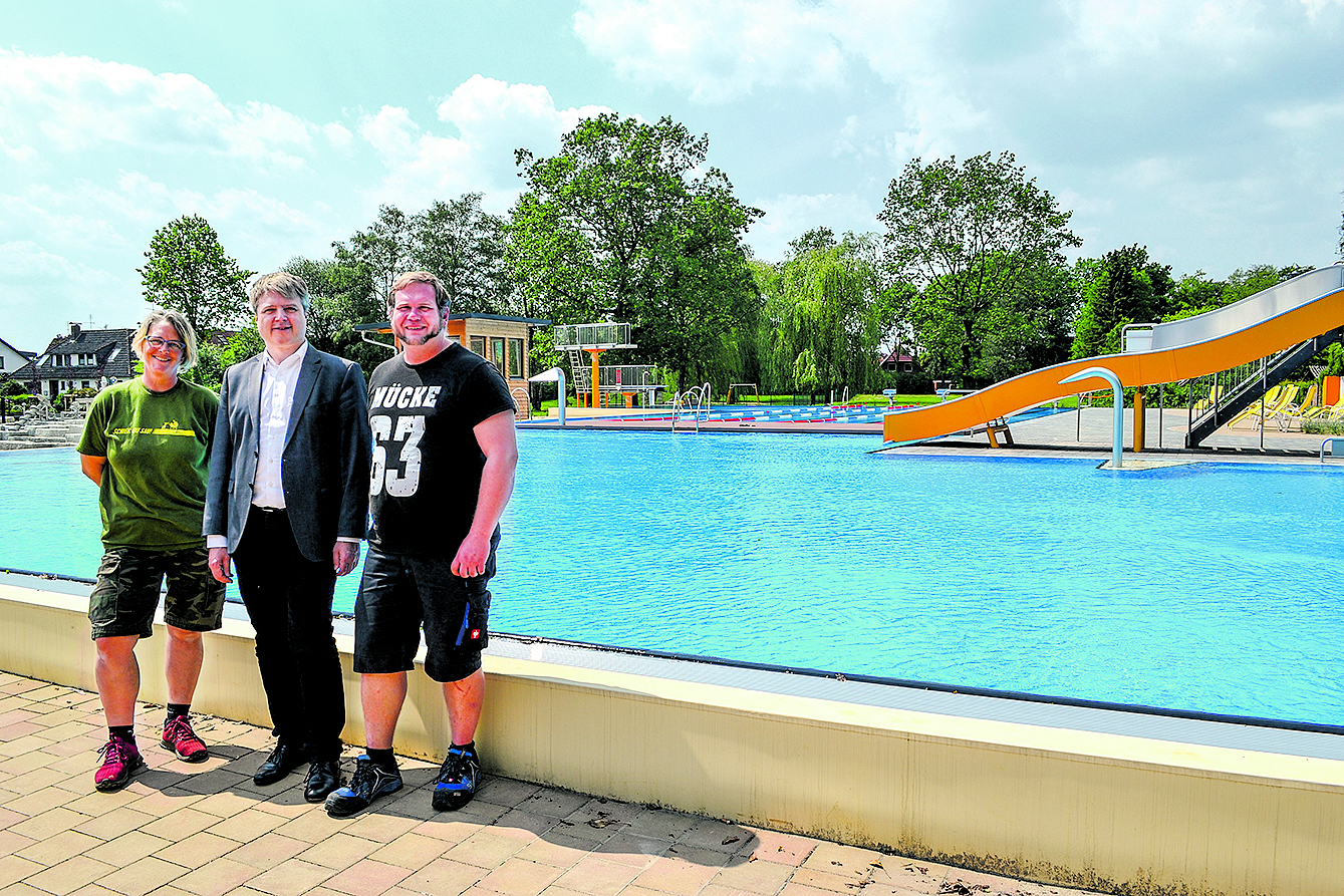 Freuen sich, dass das Tostedter Freibad bald wieder öffnet: Tostedts Samtgemeinde-Bürgermeister Dr. Peter Dörsam mit den Schwimmmeistern Angelina Dennstedt und Sascha Nieß (re.)