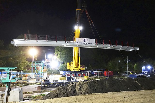 Hier kommt sie angeschwebt: Der Kran brachte in der Nacht die Brückenteile auf ihre Position  | Foto: Stadtmarketing/Müller