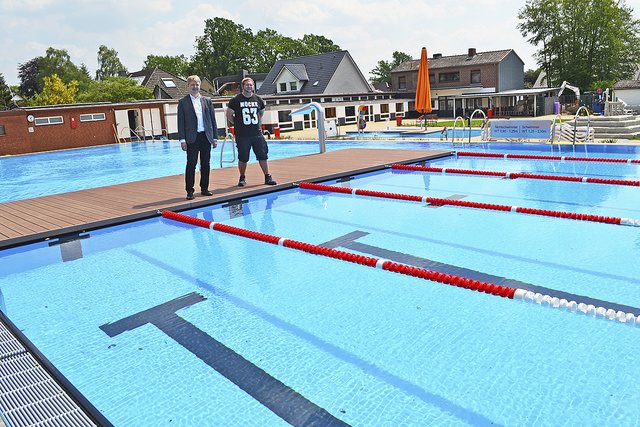 Samtgemeinde-Bürgermeister Dr. Peter Dörsam und Schwimmmeister Sascha Nieß auf dem Steg, der Schwimmer- und Nichtschwimmerbecken trennt