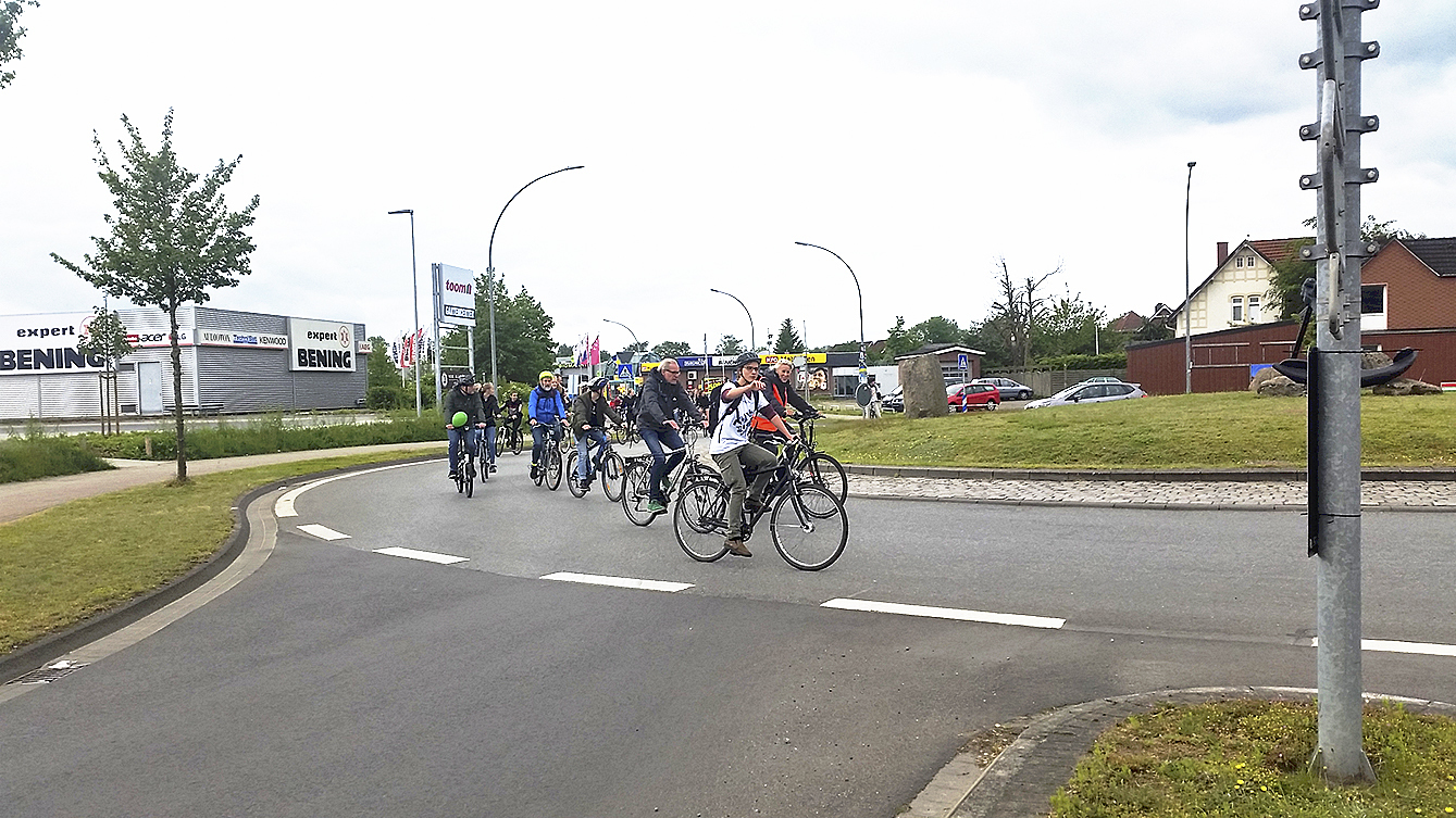 Rund 60 Teilnehmer radelten durch Stade, um auf schlechte Radwege aufmerksam zu machen