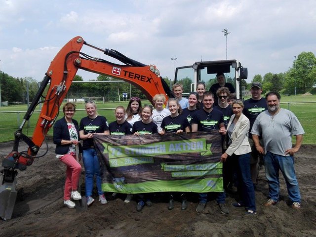 Die Landjugend Heidenau mit Karin Plate (li.) und "Geheimagent" Hans-Jürgen Wichern (re.)
