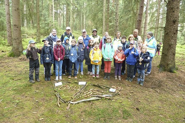 Die Schüler der Grundschule Sprötze-Trelde mussten im Wald das Logo der Deutschen Wanderjugend aus Naturmaterialien nachbauen | Foto: Andrée 