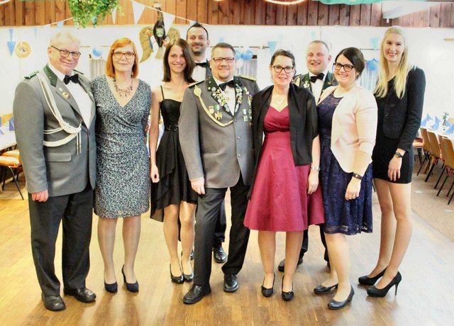 Das Königsgespann lädt ein zum Schützenfest: (v. li.): Die Adjutantenpaare Wolfgang und Monika Ecker sowie Franziska und Nils Ladwig, seine Majestät Sven Jag und Königin Diana Rose sowie André und Joana Hillmer, Hofdame Ann-Isabell Moßmann und ZBV Bastian Jag (kl. Bild)  | Foto: SV Eckel