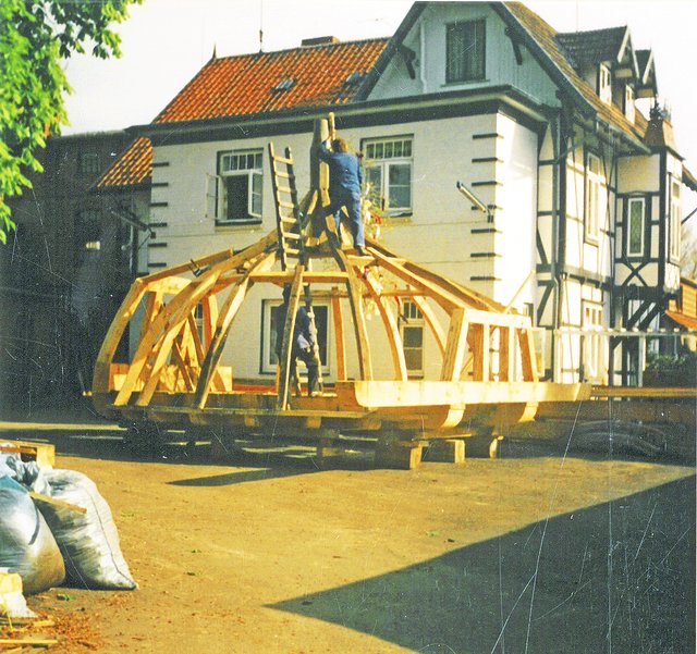 Beim Mühlenbau ist handwerkliches Geschick gefragt: Neben Holzbau, wie bei dem Bau dieser Windmühlenkappe, kommen auch Schmieden und Metallverarbeitung zum Einsatz