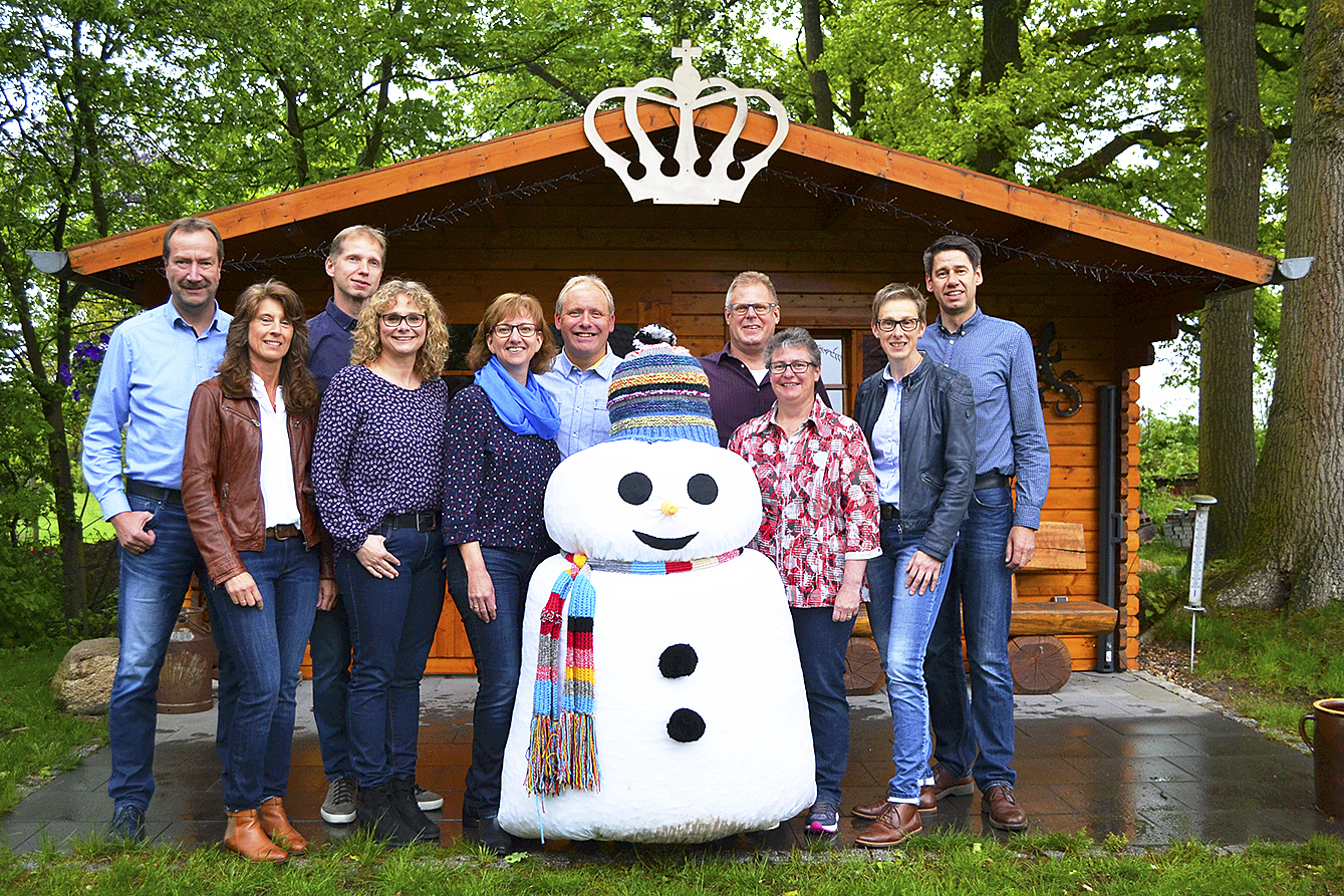 Die Königscrew aus Otter mit Schneemann "Frosti" (v. li): Peter und Sandra Holste, Sascha und Dörthe Lünsmann, das Königspaar Simone und Klaus Meinecke, Jens und Petra Heins sowie Karina und Dirk Ebeling