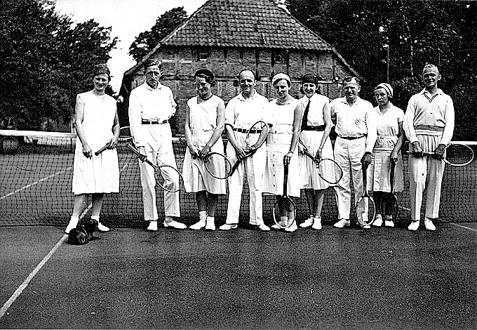 Die Tenniskleidung war damals „sittsam“ und zwingend vorgeschrieben: Damen trugen einen langen, weißen Rock und eine weiße Bluse, die Herren schwitzten in langer weißer Hose und weißem Hemd mit langen Arm