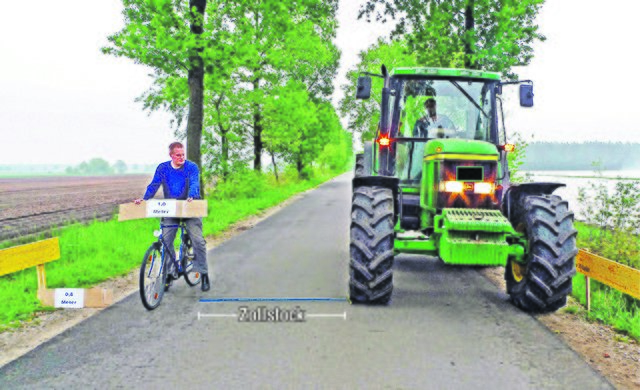 Auf der Verbindungsstraße: Der blaue Zollstock zwischen Radfahrer und Traktor ist auf 1,50 Meter aufgeklappt. Selbst so wird laut ADFC der 
Mindestabstand nicht erreicht - erst recht nicht, wenn Lkw mit 2,55 Metern 
Breite vorbeifahren   Foto: ADFC-Kreisverband Harburg