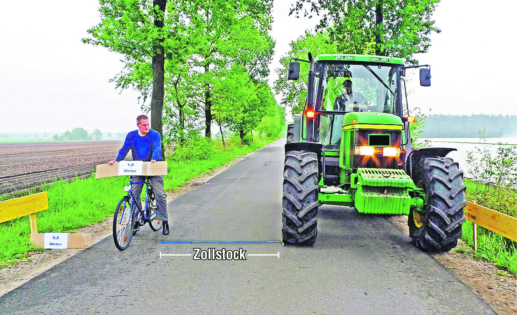 Auf der Verbindungsstraße: Der blaue Zollstock zwischen Radfahrer und Traktor ist auf 1,50 Meter aufgeklappt. Selbst so wird laut ADFC der
Mindestabstand nicht erreicht - erst recht nicht, wenn Lkw mit 2,55 Metern
Breite vorbeifahren Foto: ADFC-Kreisverband Harburg