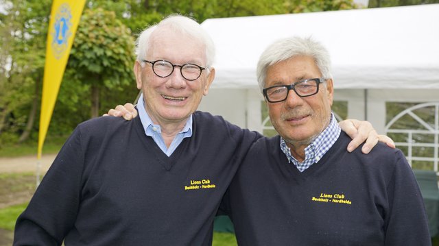 "Lions-Brüder" unter sich: Bernd Baatz (li.) beglückwünschte Joachim Walter zum 75. Geburtstag.