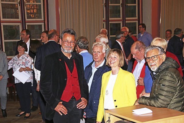 Lächeln als Fassade oder Zweckoptimismus? Silvia Nieber
inmitten der Genossen