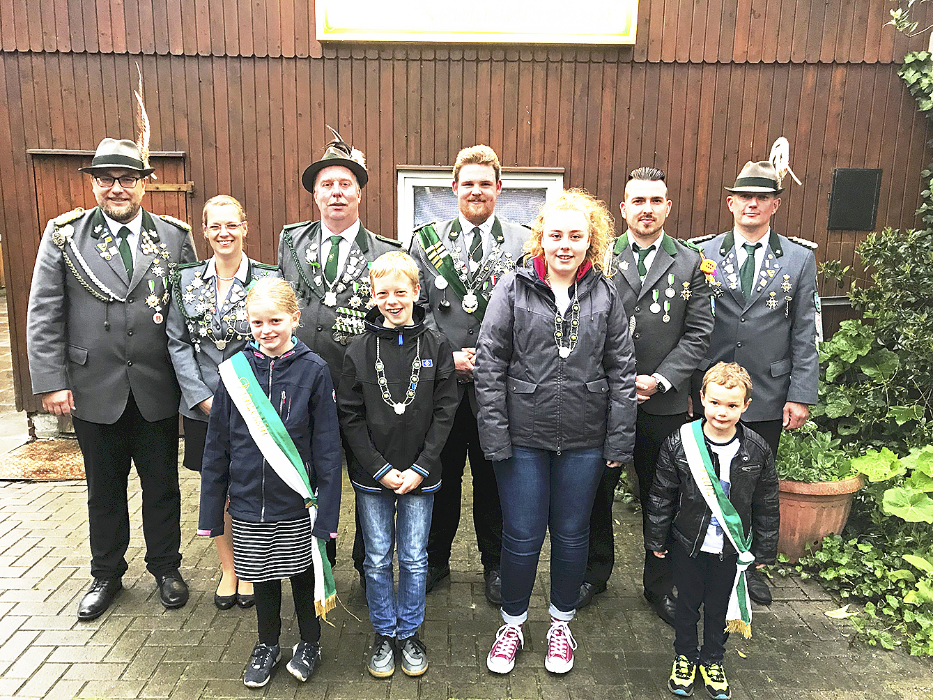 Die neuen Würdenträger werden von Präsident Jan Umlandt (li.) und Kommandeur Stefan
von Rönn (re.) eingerahmt