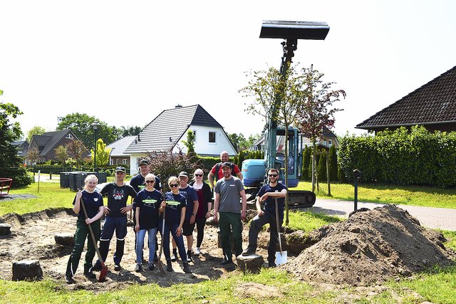 Die Landjugend Wistedt baute auf dem Spielplatz in der Straße "Am Sportplatz" einen Unterstand mit Sitzgelegenheiten
