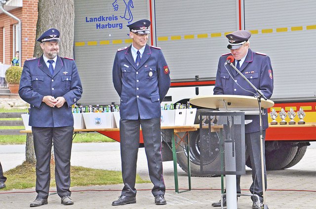 Besonderer Moment: Gemeindebrandmeister Jörn Petersen (re.) und Stellvertreter Tore Larsen (li.) befördern 
Matthias Rehr zum Hauptlöschmeister