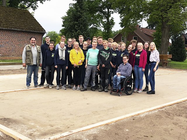 Die Landjugend Heidenau mit "Geheimagent" Hans-Jürgen Wichern (li.) auf dem neuen Bouleplatz