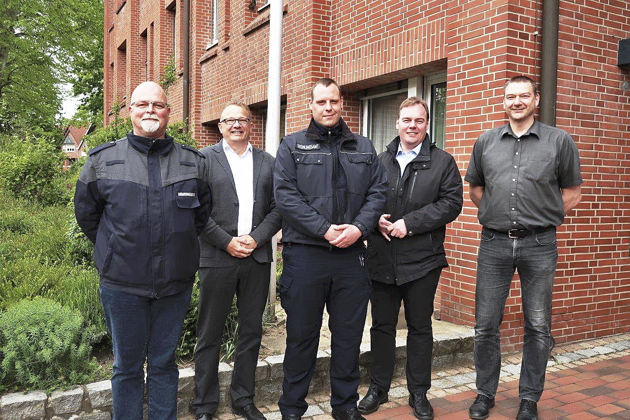 Vorstellung der neuen Ordnungsdienst-Mitarbeiter (v. li.): Ralph Nottorf, Christian Riech, Nico Rothe, André Wiese und Sachgebietsleiter "Ordnung" Rainer Runge Foto: Stadt Winsen
