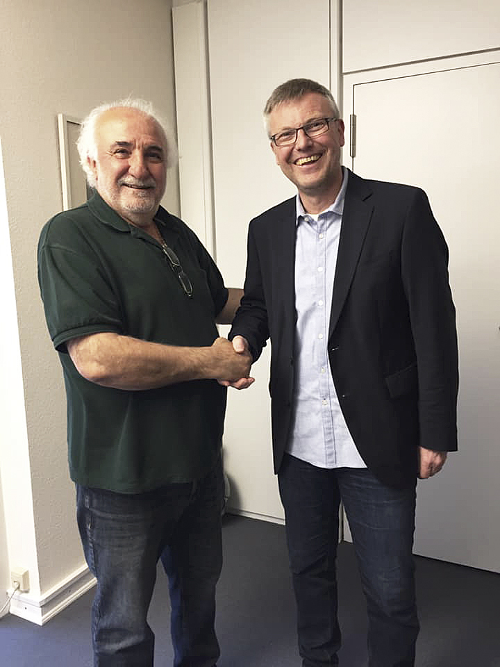 Olaf Muus (re.) hat es geschafft: Mit 85,4 Prozent wurde er erneut zum Samtgemeinde-Bürgermeister gewählt. Einer der ersten Gratulanten war Hanstedts CDU-Chef Necdet Savural