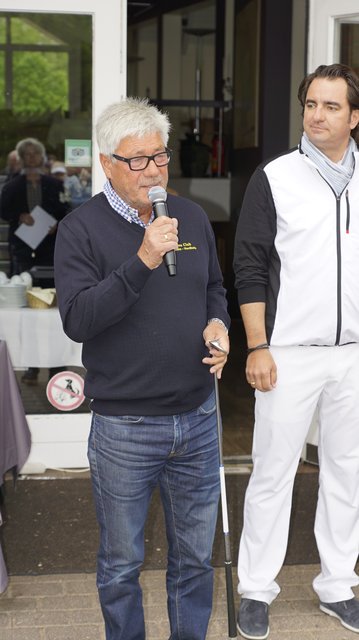 "Geburtstagkind", Lions-Club-Mitglied und Präsident des Golfclubs Nordheide Joachim Walter begrüßte an seinem 75. Geburtstag die Teilnehmer gemeinsam mit Lions-Club-Mitglied Andreas Tietz