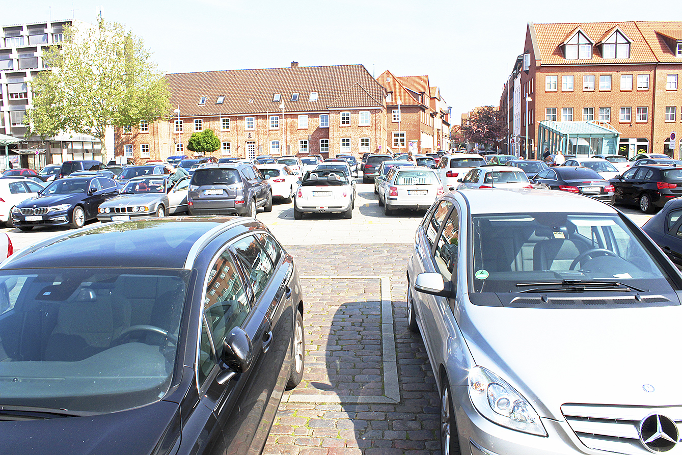 Im Gegensatz zum neuen Parkhaus proppenvoll, aber ab Samstag für Autos tabu: der Parkplatz "Am Sande"