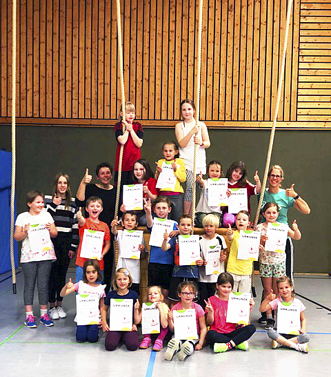 Die erfolgreichen jungen Turnabzeichen-Absolventen mit ihren Übungsleiterinnen Julia Behrmann und Lilia Kiehn (hinten v.li.) und Svenja Horstmann (hinten re.)