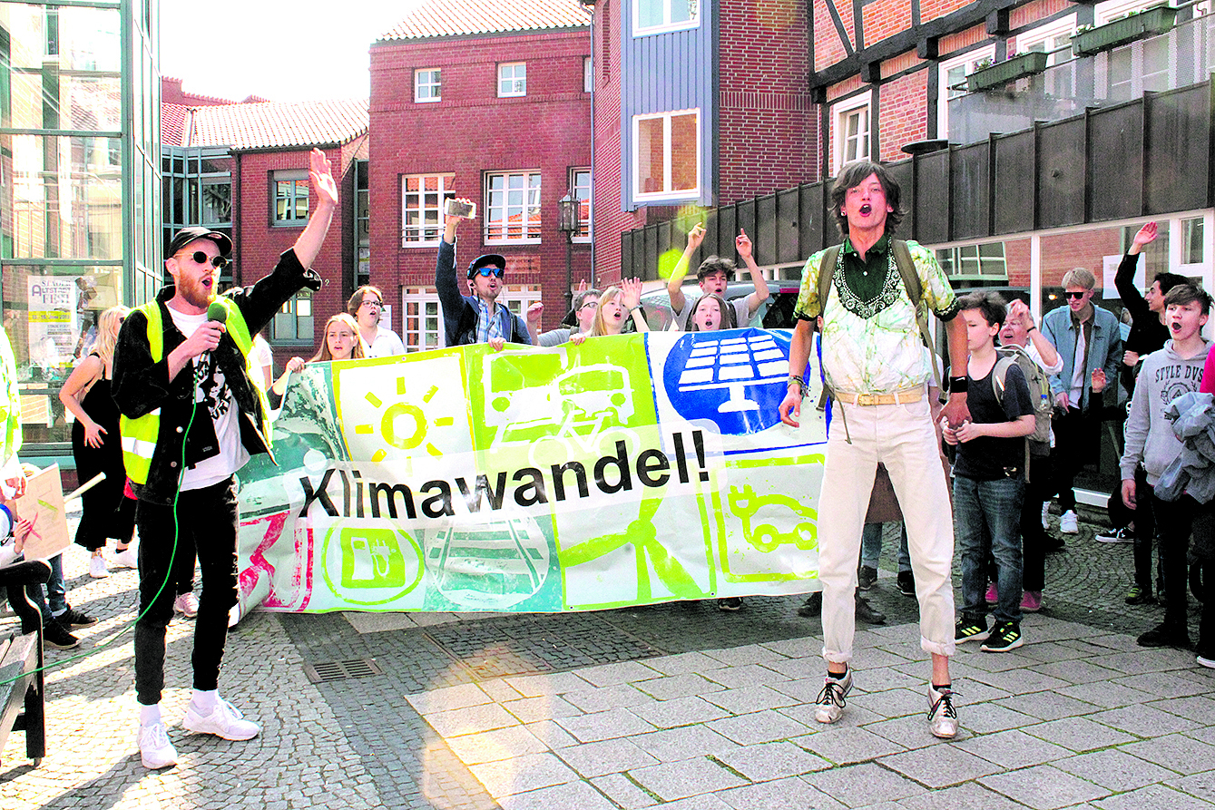 "Hoch für den Klimaschutz, runter für die Kohle"-Gesänge gab es am Rathaus in Stade Foto: jab