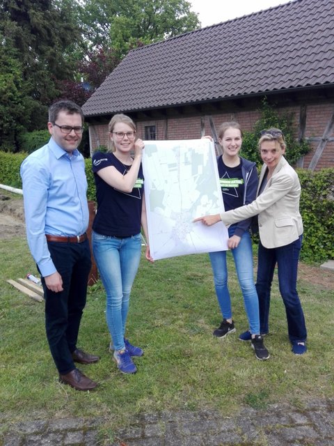 Die Landjugend Dohren mit Bürgermeister Rolf Aldag und der Bundestagsabgeordneten Svenja Stadler (re.)