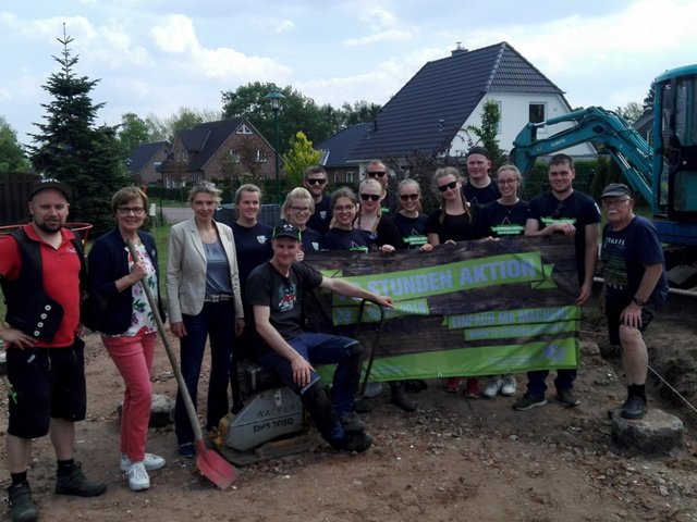 Die Landjugend Wistedt mit der "Geheimagentin" Karin Plate (2. v. li.) und der Bundestagsabgeordneten Svenja Stadler (3. v.li.) sowie Dorfbewohner Herbert Theilemann (re.), der die Landjugend unterstützte