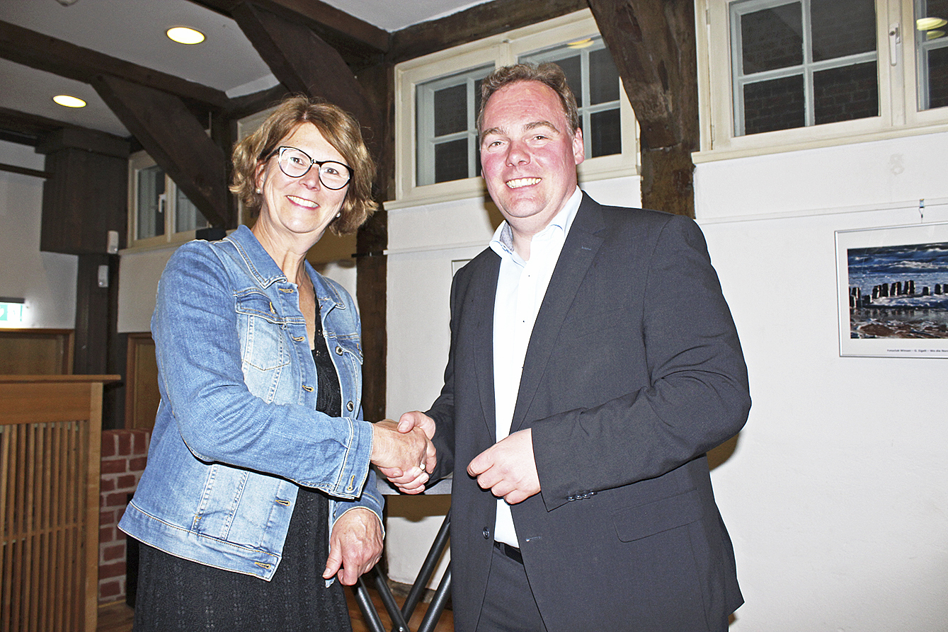 Susanne Menge zeigte sich als faire Verliererin und gratulierte
André Wiese zum Wahlsieg Fotos: thl