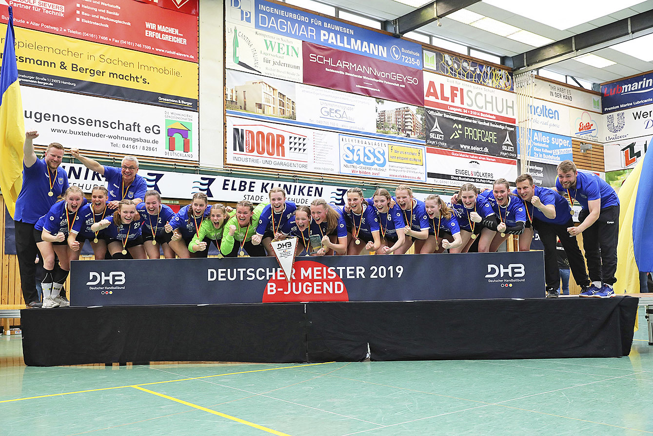Riesenjubel in der Halle Nord: Die weibliche B-Jugend der Buxtehuder Handballerinnen ist Deutscher Meister Foto: BSV