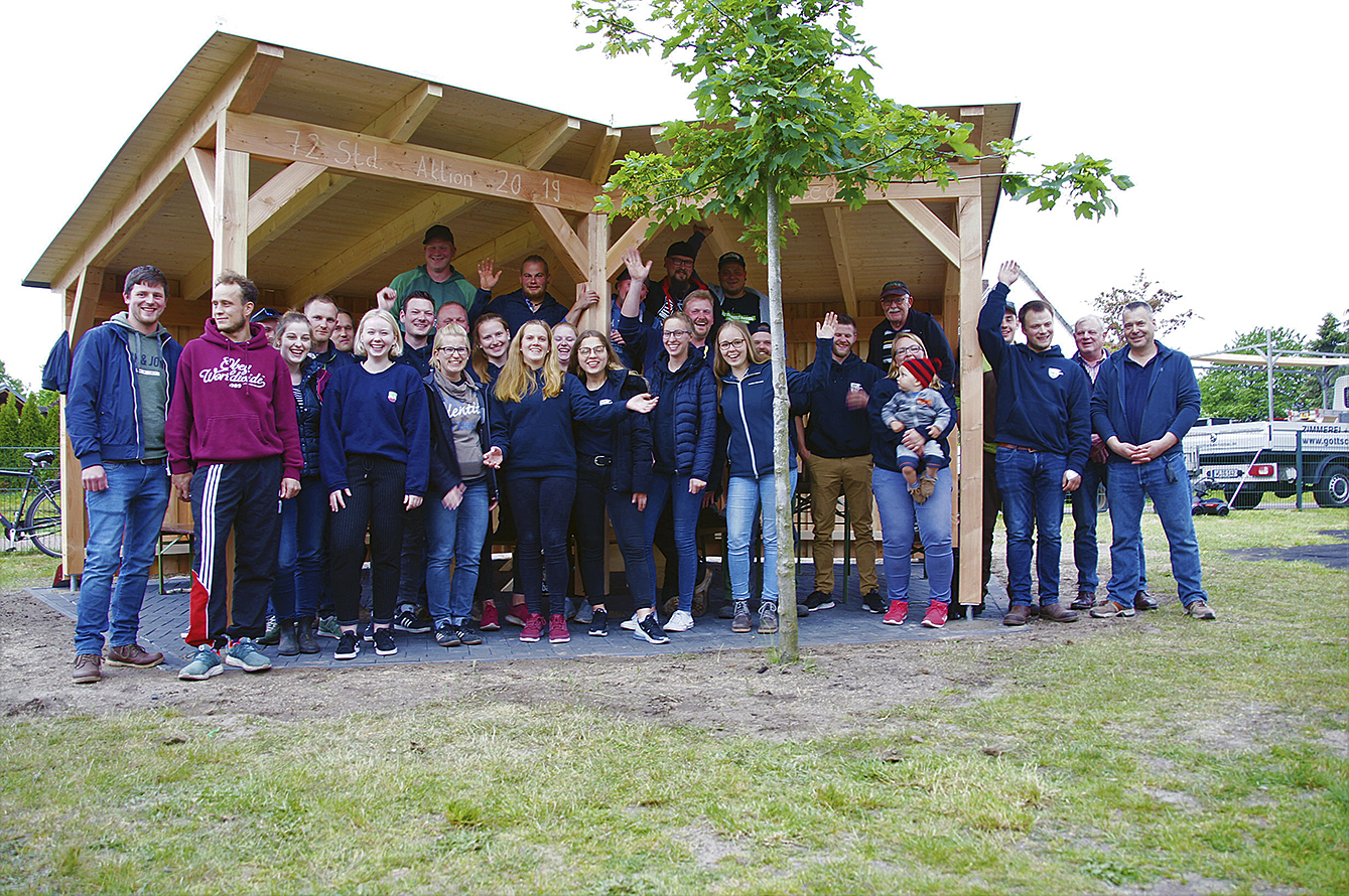 Die Wistedter Landjugend mit Bürgermeister Sven Bauer (re.) in dem von ihnen geschaffenen Unterstand auf dem Spielplatz
Fotos: Baden / Wentzien / Kröger / Karstens / Landjugend Heidenau / Plate / bim