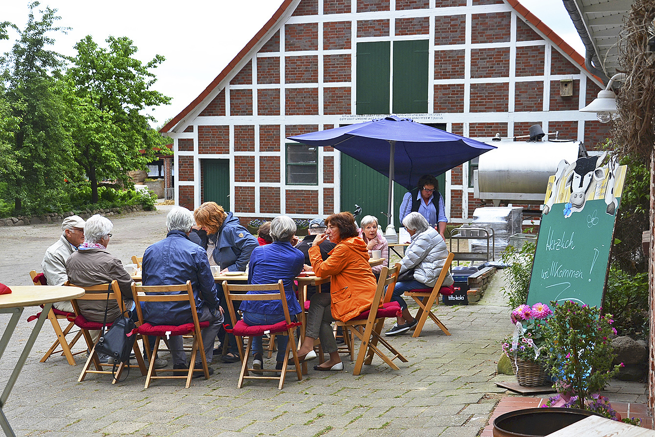 Auf dem Hof können Gäste frühstücken oder sich auf einen Kaffee treffen
