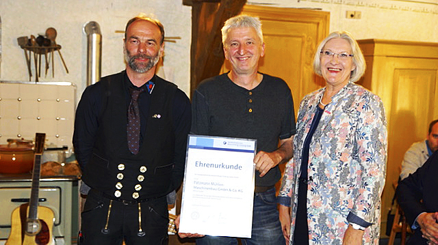 Obermeister Jan Jürgens (li.) und Heidi Kluth, Vizepräsidentin der Handwerkskammer Braunschweig-Stade, ehrten Olaf Rieck, Geschäftsführer der Pätzmann GmbH