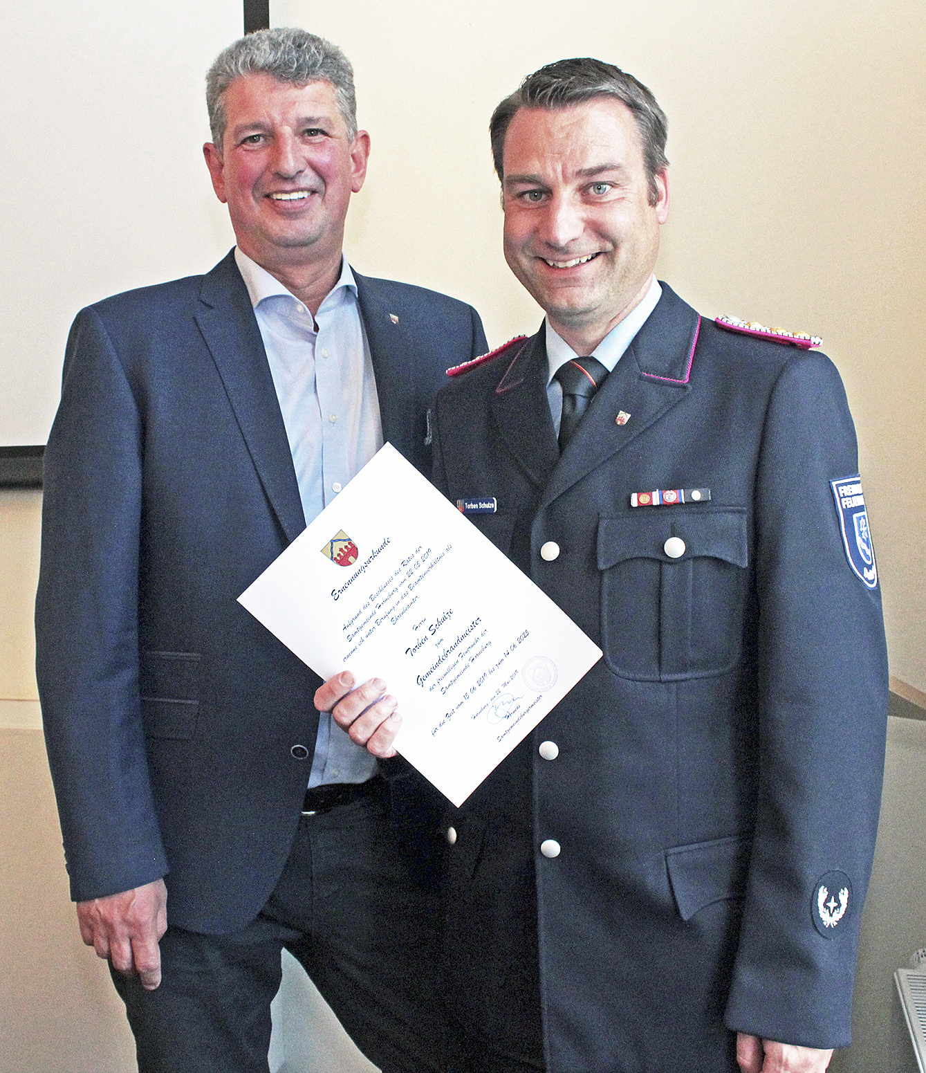 Bürgermeister MatthiasHerwede (li.) überreichte Torben Schulze die Ernennungsurkunde Foto: jab