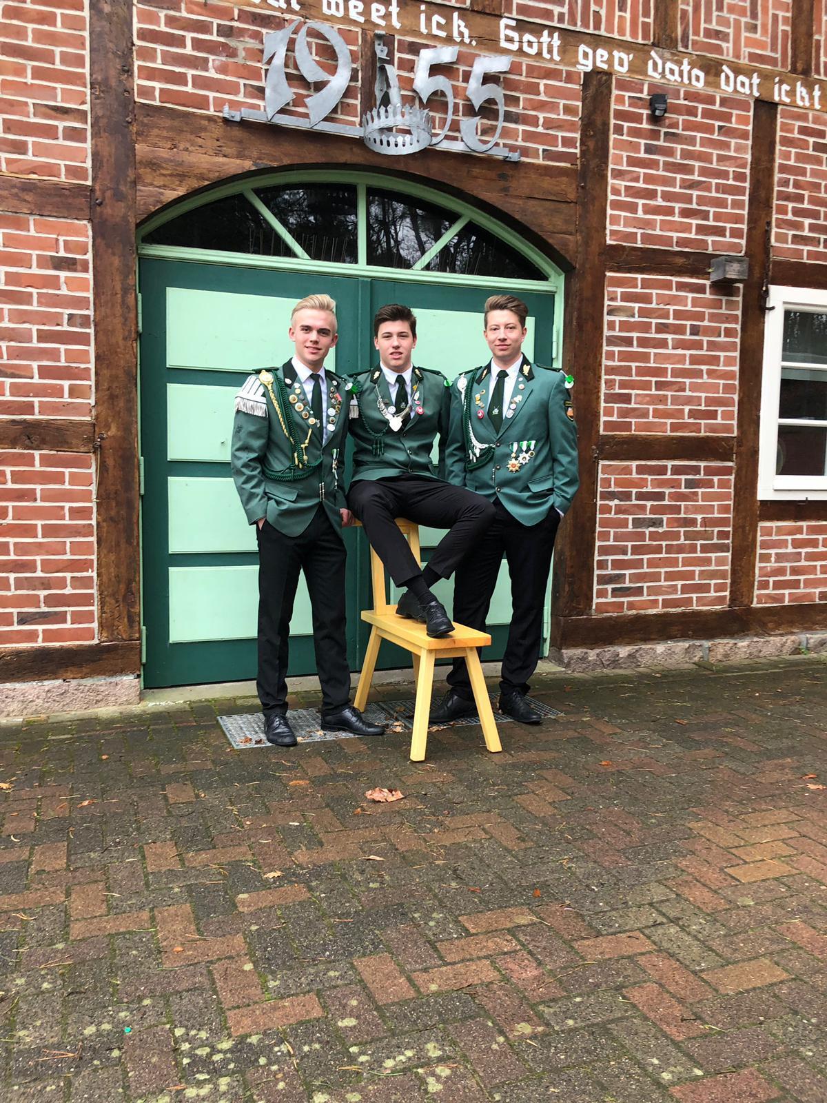 Jungschützenkönig Carl Gerundt (Mi.) mit seinen Adjutanten Pascal Riebesell (li.) und Hendrik Holste