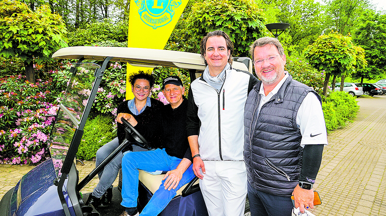 Vor dem Turnier: (v. re.) Präsident Dr. Jörg-U. Köbke, Andreas Tietz (beide Lions Club Buchholz-Nordheide) sowie Gerald Böhme und Duda Zeco vom Trauma-Therapiezentrum Ankerland