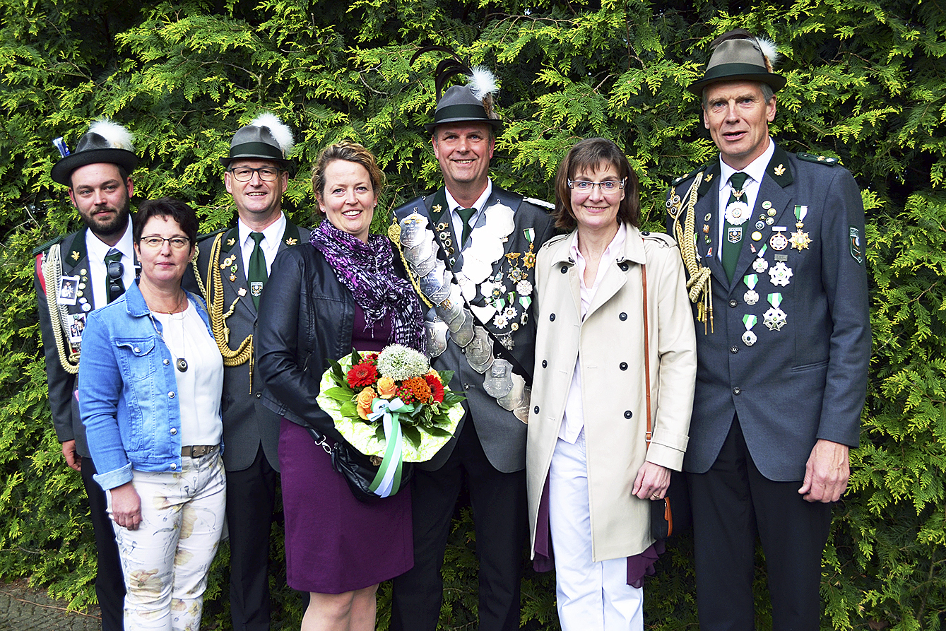 Das neue Holveder Königshaus (v.li.): Markus Fitzek, Liane und Thomas Brümmer, das Königspaar Petra und Frank Lemmermann sowie Beate und Georg Stöver