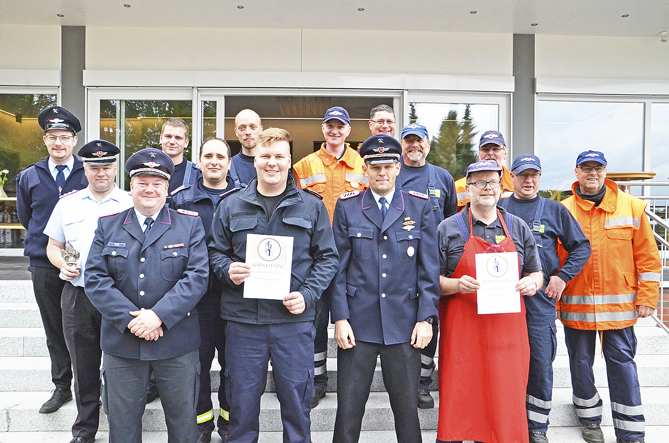 Bei der Siegerehrung: Das Team der Feuerwehr Gödenstorf/Oelstorf hatte bei den Aktiven-Gruppen die Nase vorn Fotos: Mathias Wille