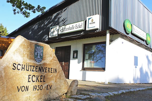 Der Platz vor der Schützenhalle verwandelt sich in eine bunte Budenmeile