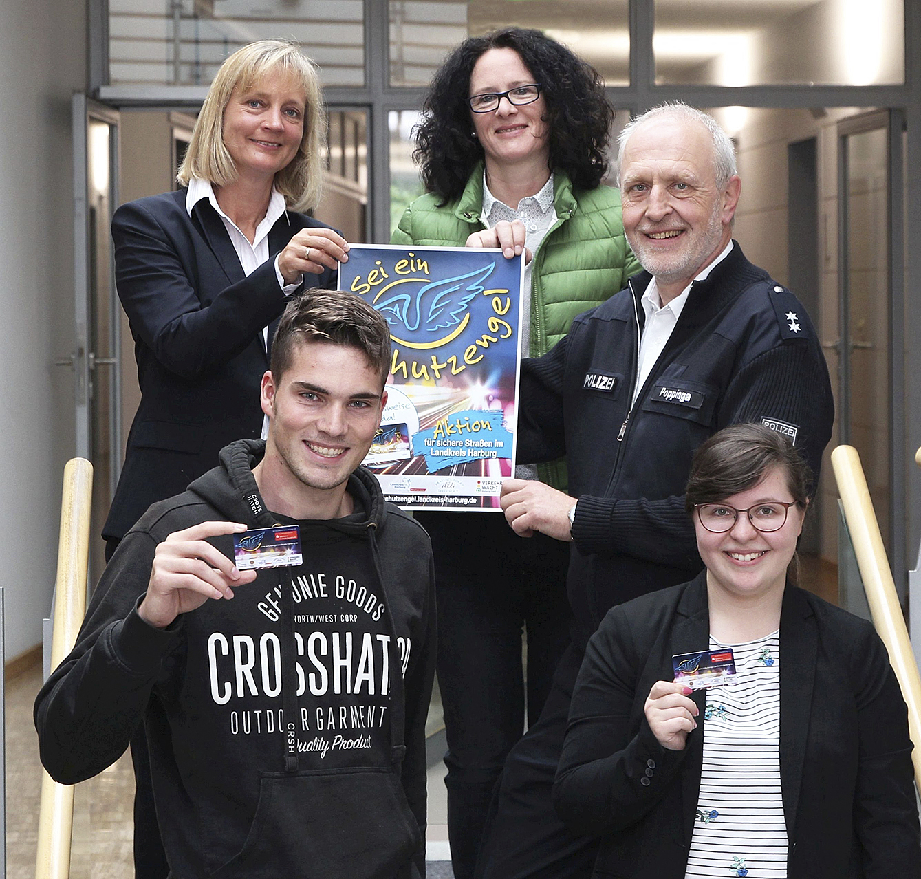 Die neuen Ausweise sind da (obere Reihe, v. li.): Annerose Tiedt, Susanne Wermuth (beide Landkreis Harburg), Dirk Poppinga (Polizeiinspektionen Harburg) sowie Sabrina Schön und Justin Brockmann (unten, beide Landkreis)