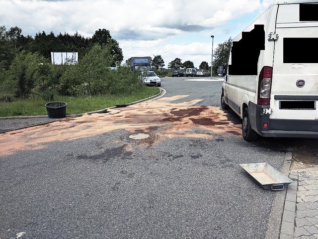 Der auf die Fahrbahn laufende Kraftstoff wurde abgestreut und eine weitere Ausbreitung in das Siel verhindert   | Foto: Feuerwehr